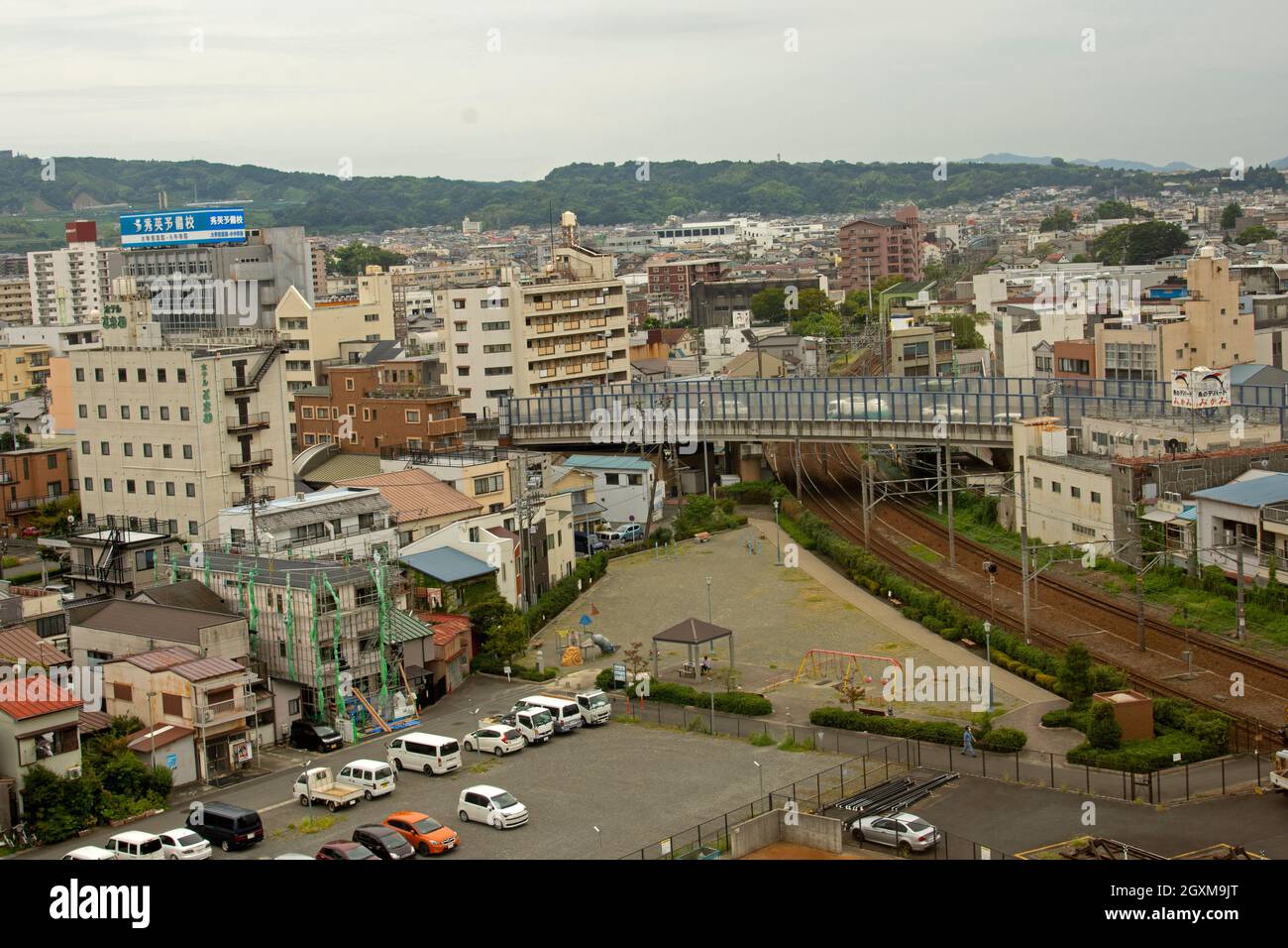 Vista del ferrocarril y paisaje urbano de Shimizu, Shimizu, Prefectura de Shizuoka, Japón Foto de stock