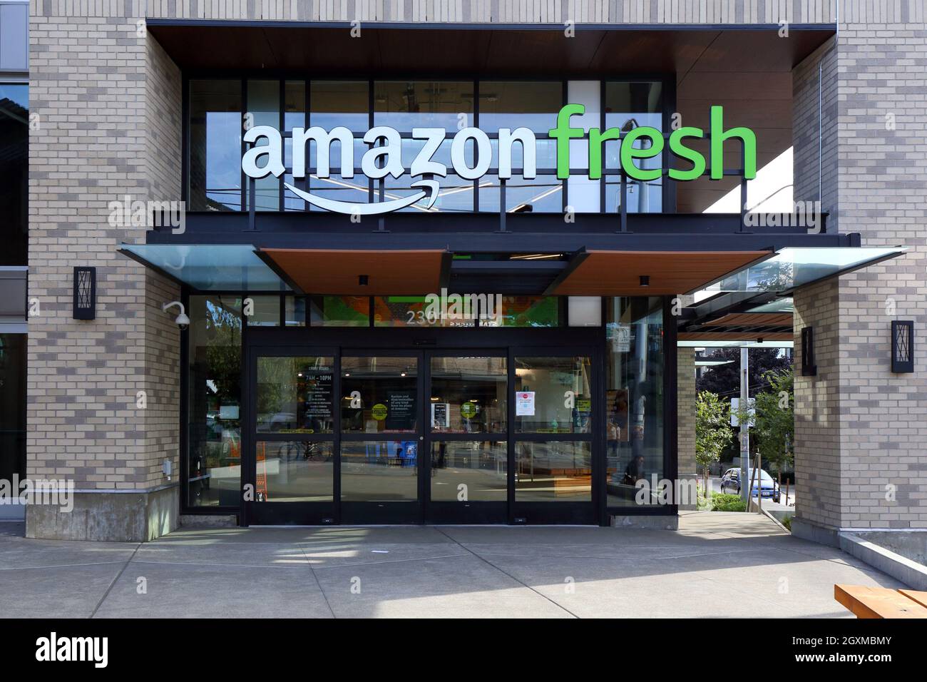 Amazon Fresh, 2301 S Jackson St, Seattle Foto del escaparate de un supermercado en el barrio del Atlántico. Estado de washington Foto de stock