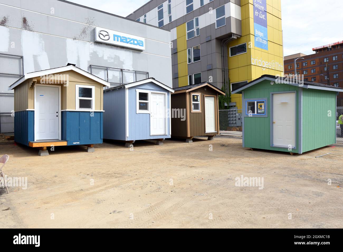 Rosie's Tiny House Village refugios temporales para personas sin hogar en construcción en el Distrito U, Seattle, WA. [consulte la información adicional para ver la leyenda completa] Foto de stock