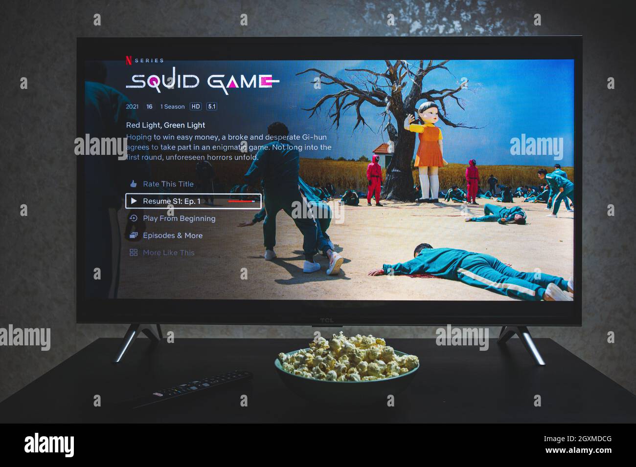 Viendo un programa de juegos Squid en la televisión. Squid game es una  serie de televisión surcoreana de drama de supervivencia que se transmite  en Netflix Fotografía de stock - Alamy