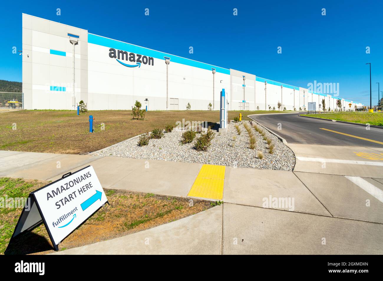 Vista general del cartel de bienvenida y del edificio del Centro logístico de Amazon en Spokane Valley Washington, EE.UU., el 4 2021 de octubre. Foto de stock