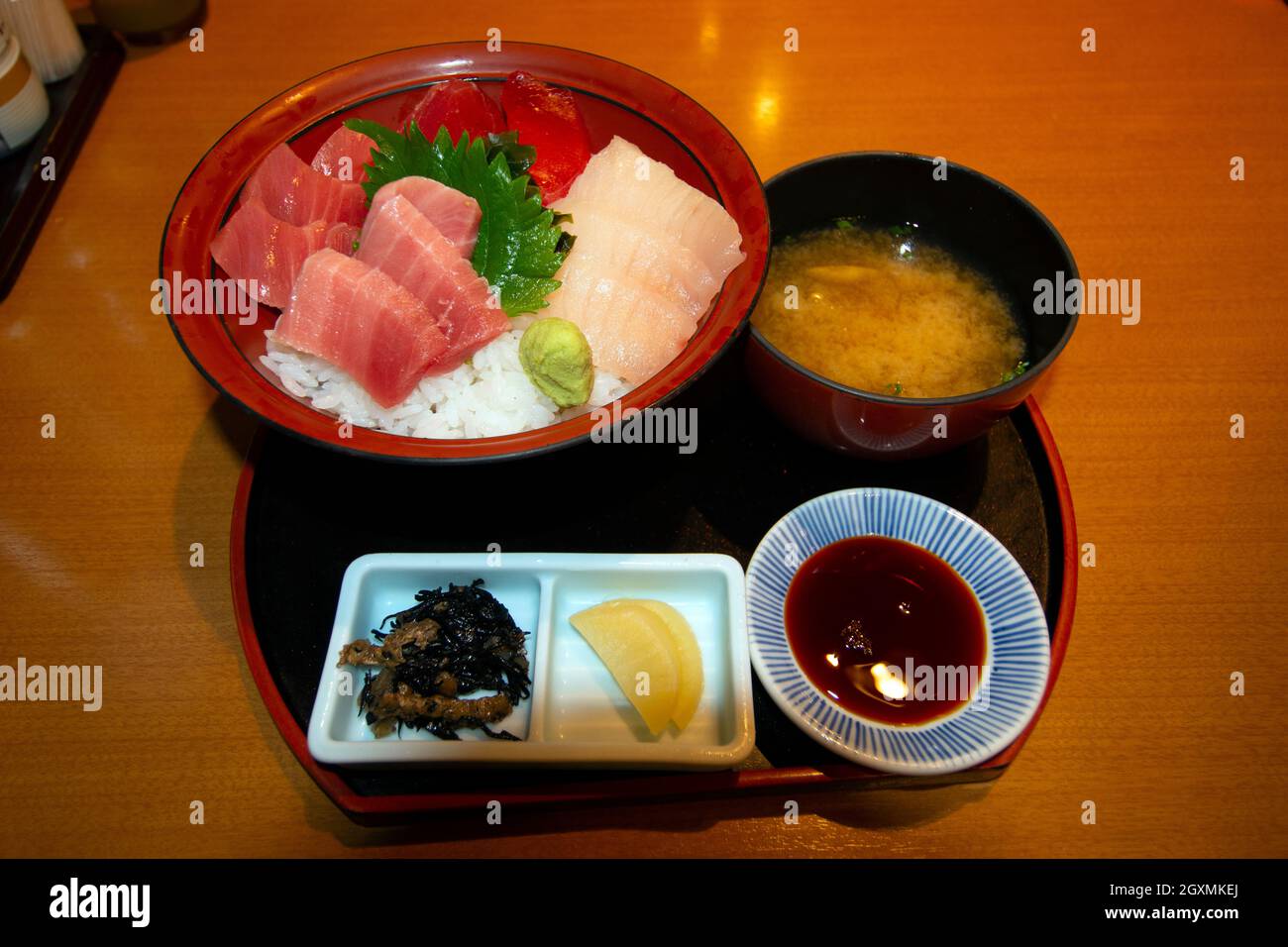 Menú típico de almuerzo de un restaurante japonés, con sashimi de atún, sopa miso y daikon, Shizuoka, Japón Foto de stock