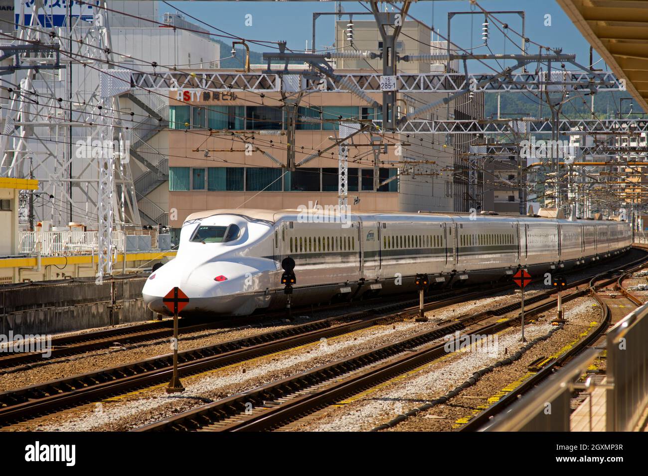 El tren de alta velocidad o shinkansen llega a la plataforma de la estación Shimizu, Shimizu, Japón Foto de stock
