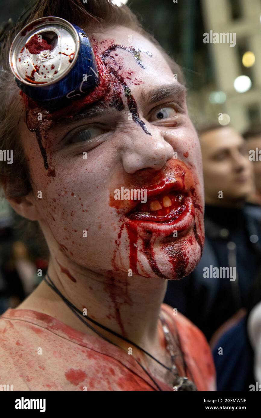 Moscú, Rusia. 5th, Octubre, 2019 Un hombre con maquillaje zombi forma parte  de la exposición Comic Con Russia en Crocus Expo en Moscú, Rusia Fotografía  de stock - Alamy