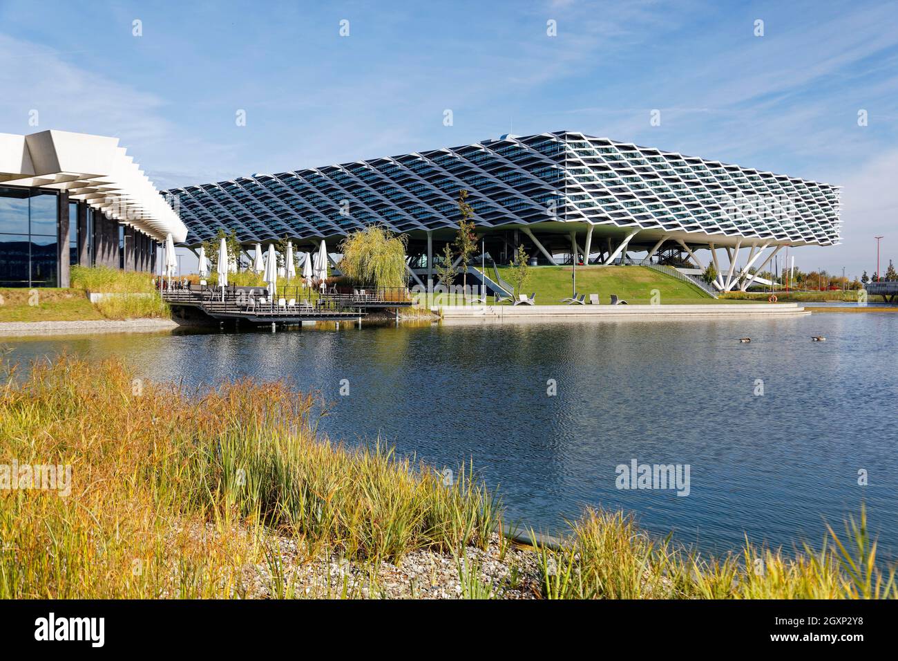 Modernidad, arquitectura, a la izquierda Adidas Touchdown cafetria, el edificio de oficinas Adidas AG, World of Sports Arena, Herzogenaurach, Fotografía - Alamy