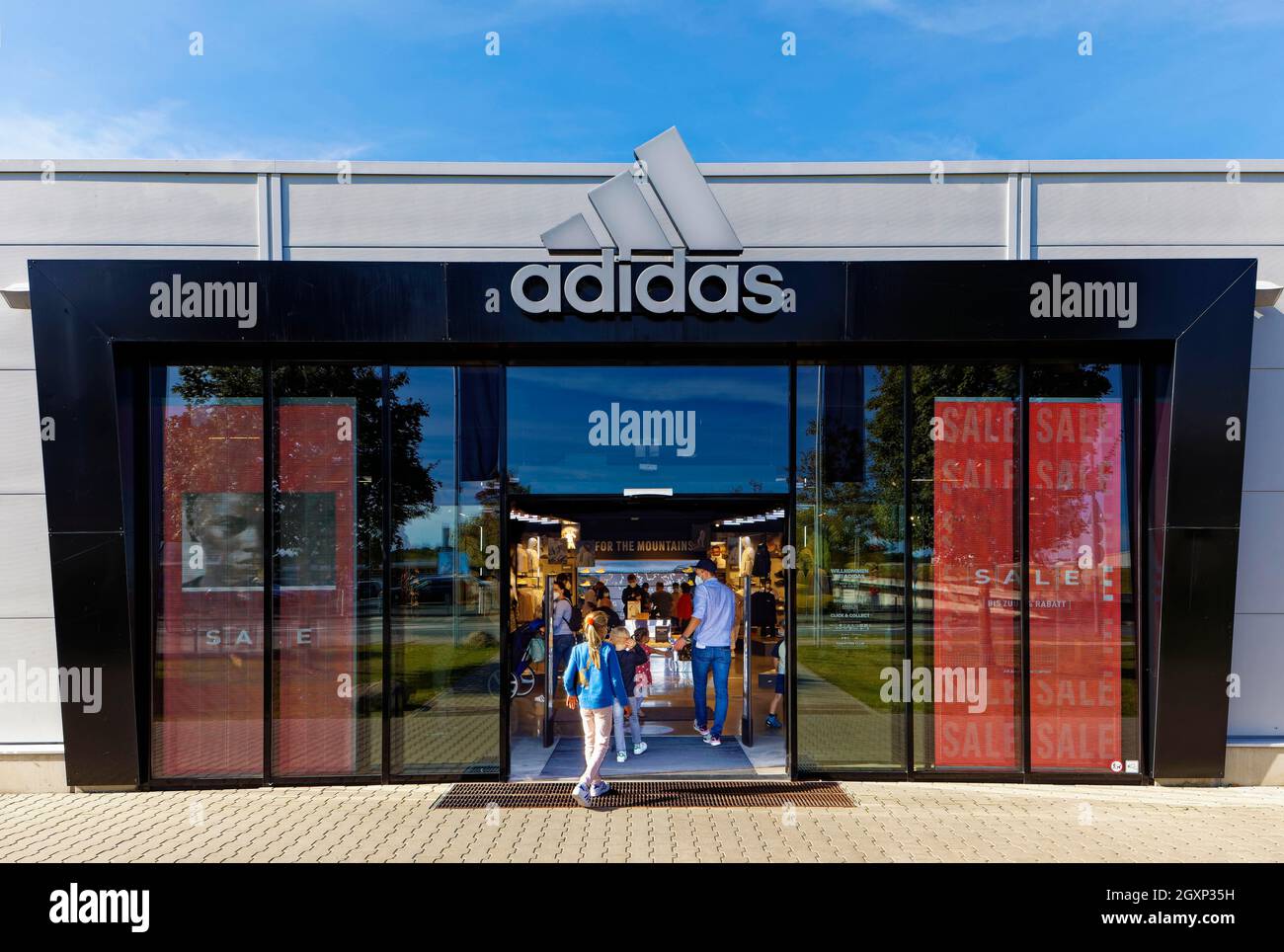 Los clientes entran en Adidas Brand Store, Outlet, Adidas AG, Herzogenaurach,  Middle Franconia, Franconia, Baviera, Alemania Fotografía de stock - Alamy