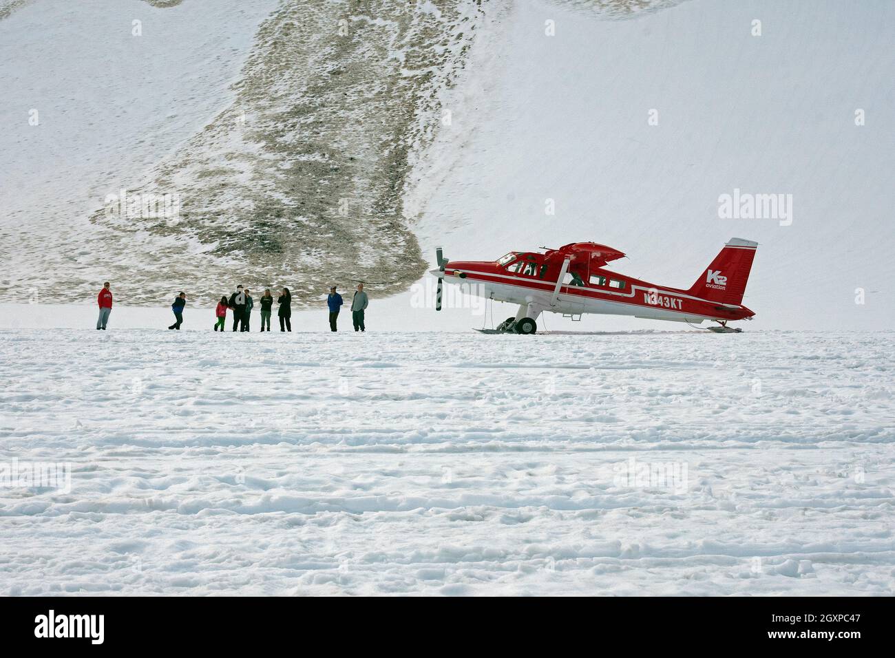 Los turistas experimentan un aterrizaje glaciar en el anfiteatro Don Sheldon, Parque Nacional y Reserva Denali, Alaska, Estados Unidos Foto de stock