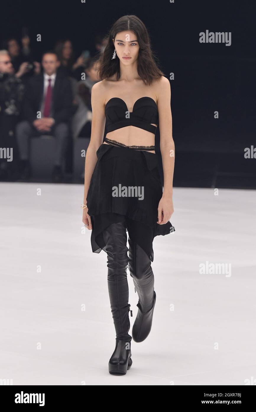 Modelo en la pista de aterrizaje en el show de moda de Givenchy durante la  Primavera/Verano 2022 Colecciones Fashion Show en Paris Fashion Week en  París, Francia el 4 de octubre de
