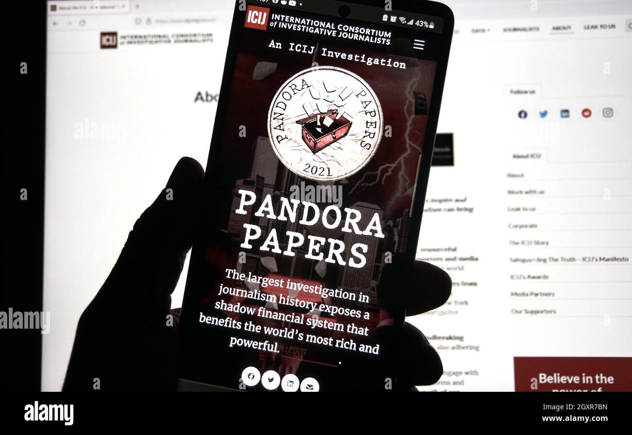 Montreal, Canadá - 5 de octubre de 2021: El sitio Web de Pandora Papers en teléfono móvil. Se trata de un conjunto filtrado de 12 millones de documentos y archivos que exponen el secreto w Foto de stock