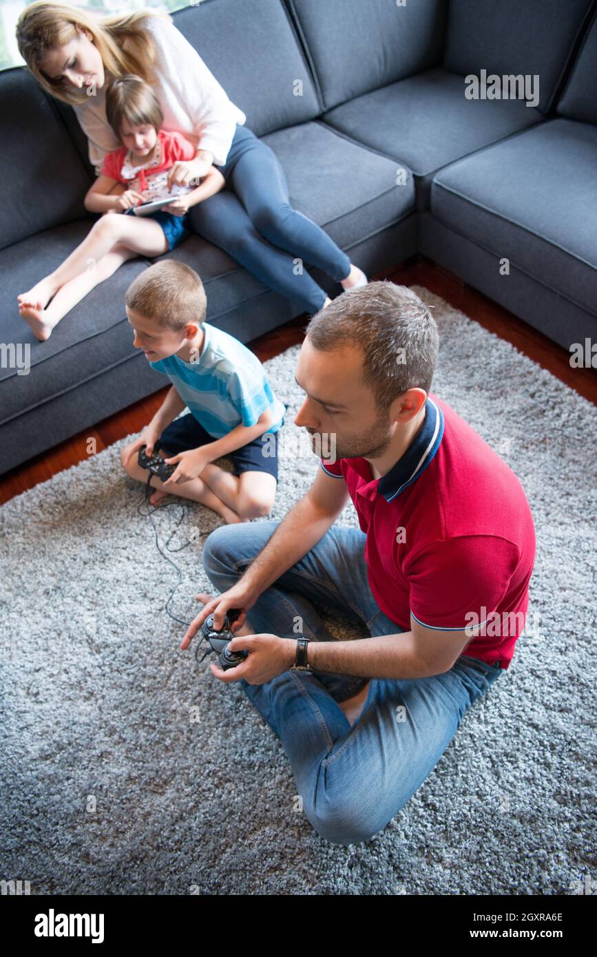 Familia Feliz. El padre, la madre y los niños jugando un juego de video