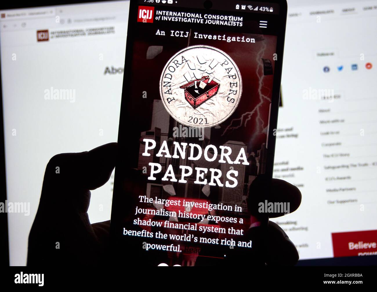 Montreal, Canadá - 5 de octubre de 2021: El sitio Web de Pandora Papers en teléfono móvil. Se trata de un conjunto filtrado de 12 millones de documentos y archivos que exponen el secreto w Foto de stock