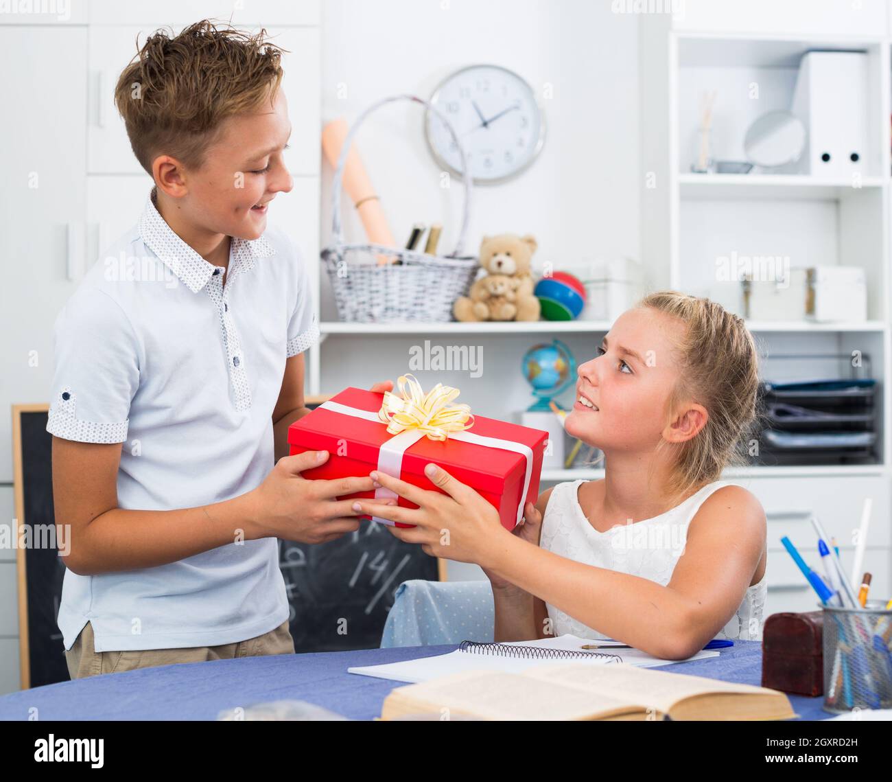 Niño está regalando un regalo a su novia en su cumpleaños Fotografía de  stock - Alamy