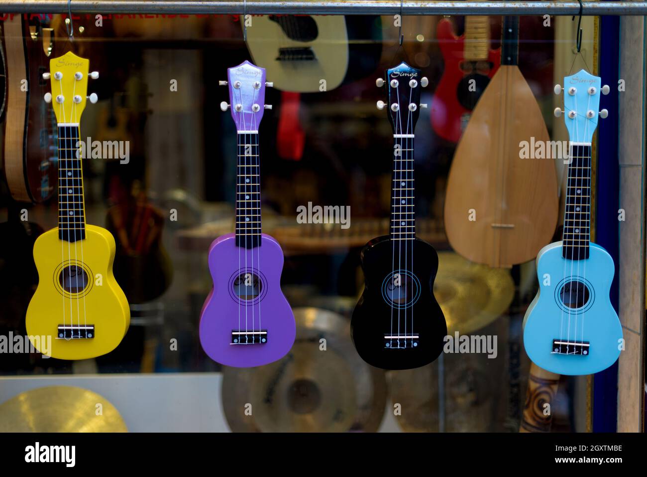 Guitarra de juguete fotografías e imágenes de alta resolución - Alamy