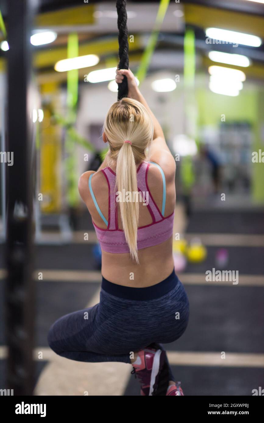 Mujer musculosa escalando fotografías e imágenes de alta resolución -  Página 8 - Alamy