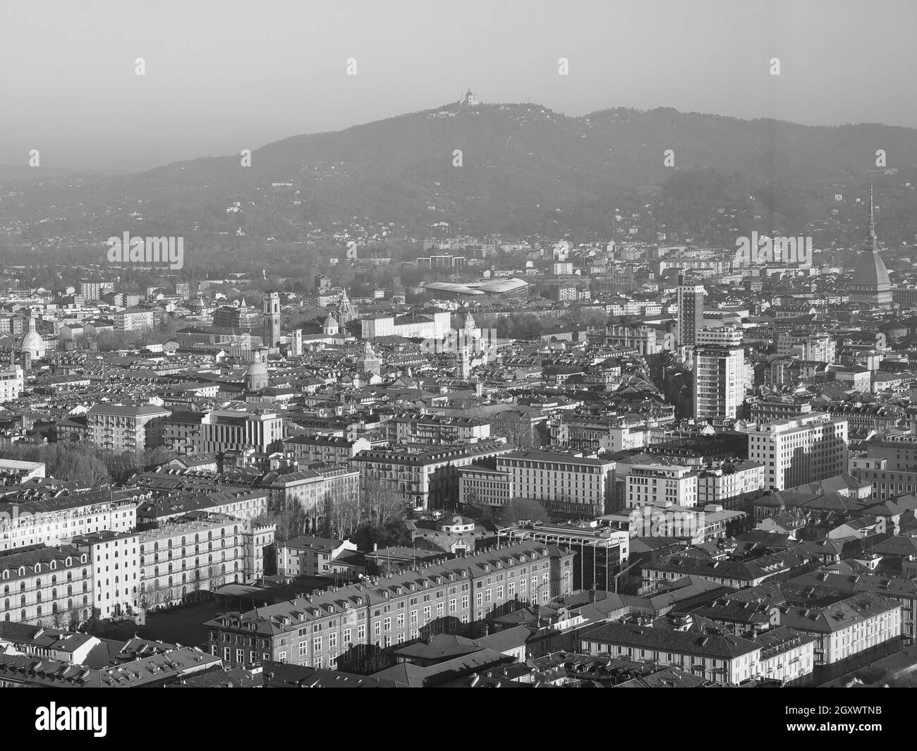Vista aérea de la ciudad de Turín, Italia, con la plaza Piazza Castello en blanco y negro Foto de stock