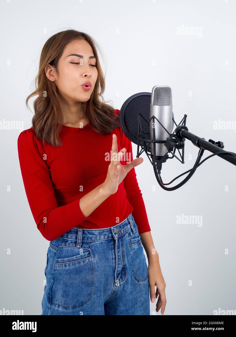 Niña Canta En Un Micrófono De Estudio En Un Estudio De Grabación