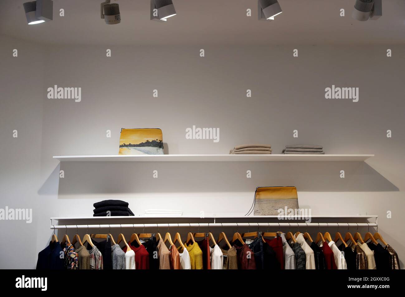 La ropa cuelga de un estante en la tienda Zubi, donde Blanca Lorca ha  comprado parte de su ropa de vuelta al trabajo, en Madrid, España, el 15 de  septiembre de 2021.