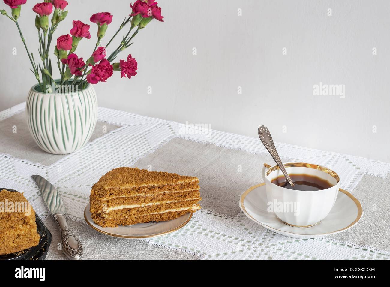 El color de la imagen con la taza grande de café caliente sirviendo en dish  y granos de café Imagen Vector de stock - Alamy