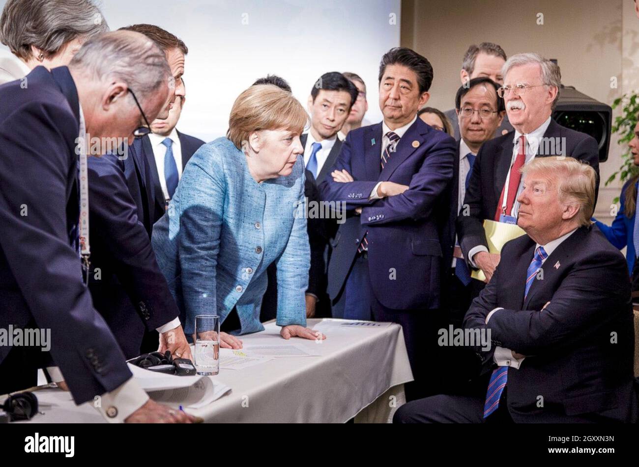 Angela Merkel habla con Donald Trump durante la Cumbre de Líderes de G7 en La Malbaie, Quebec, Canadá, el 9 de junio de 2018. Foto de stock