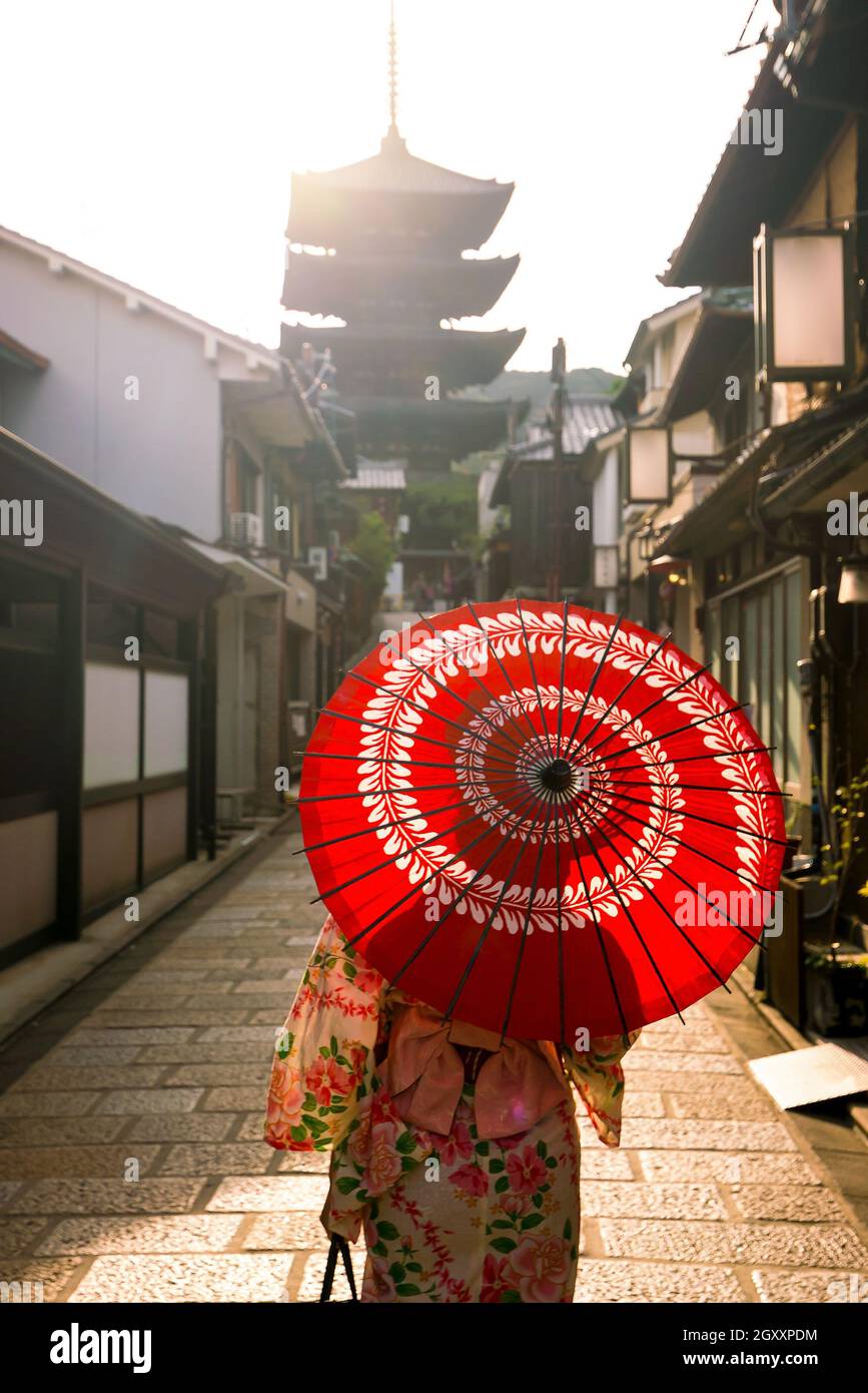 Chica japonesa en Yukata con paraguas rojo en el casco antiguo de Kioto,  Japón Fotografía de stock - Alamy