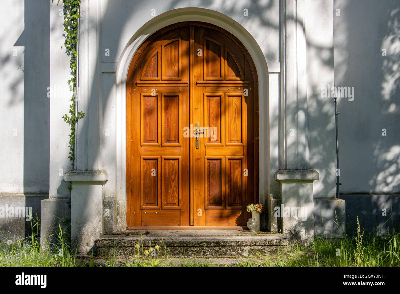 Una puerta de madera en una pequeña capilla, la República Checa. Foto de stock