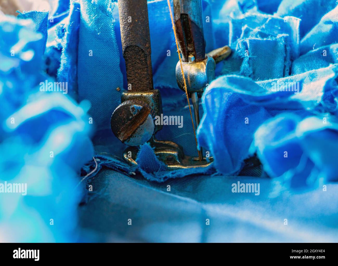 Tapetes caseros en la vieja máquina de coser, vista de cerca Fotografía de  stock - Alamy