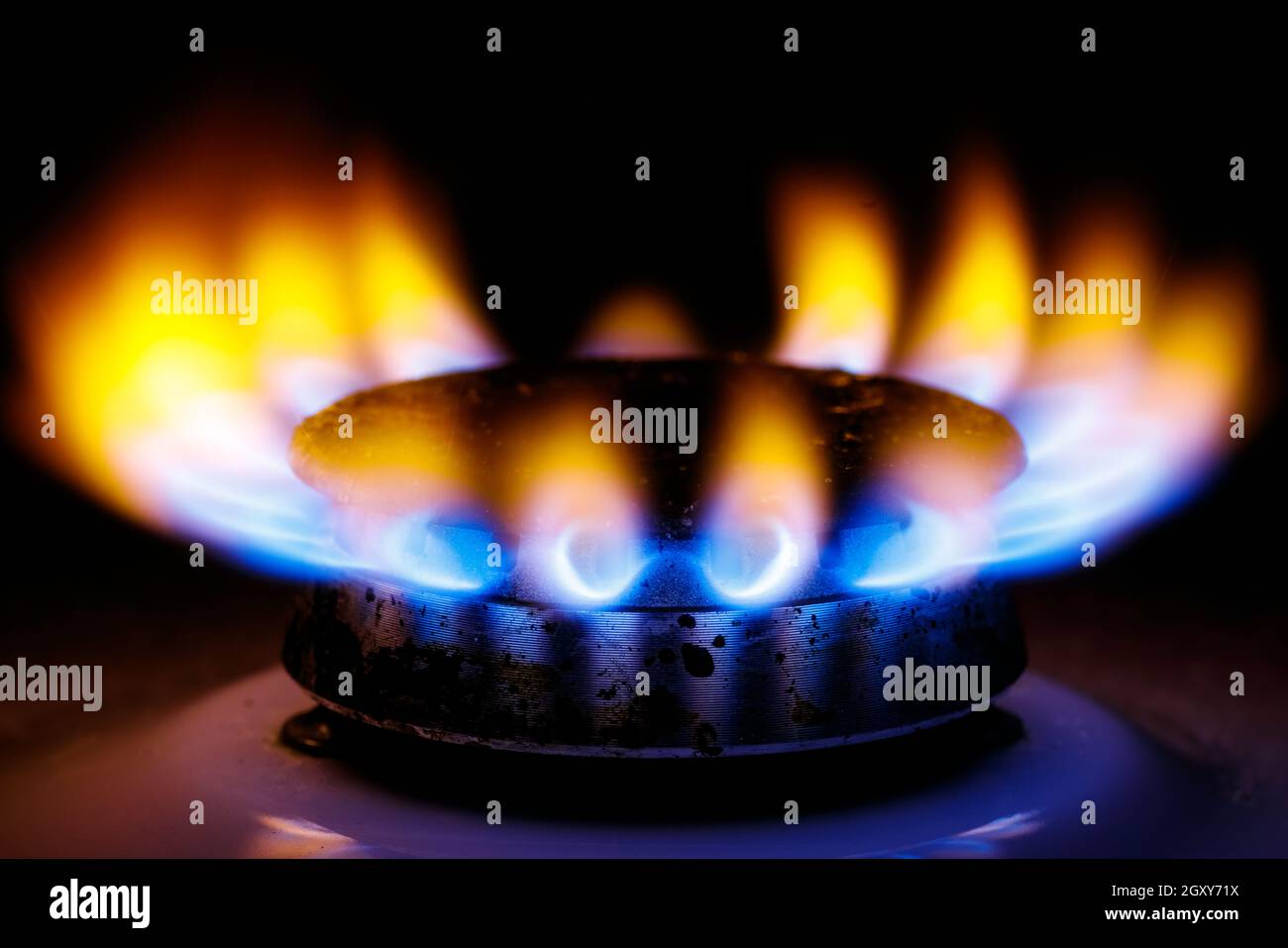 La llama azul que sale del quemador de estufa de gas natural vintage  Fotografía de stock - Alamy