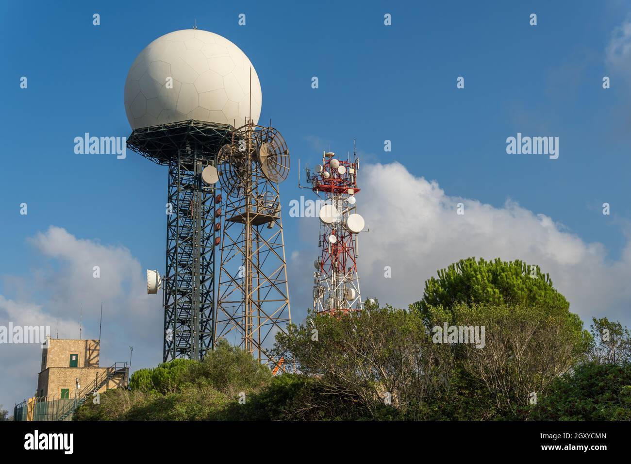 Vista general de un radar meteorológico Doppler con antenas repetidoras de radio y televisión