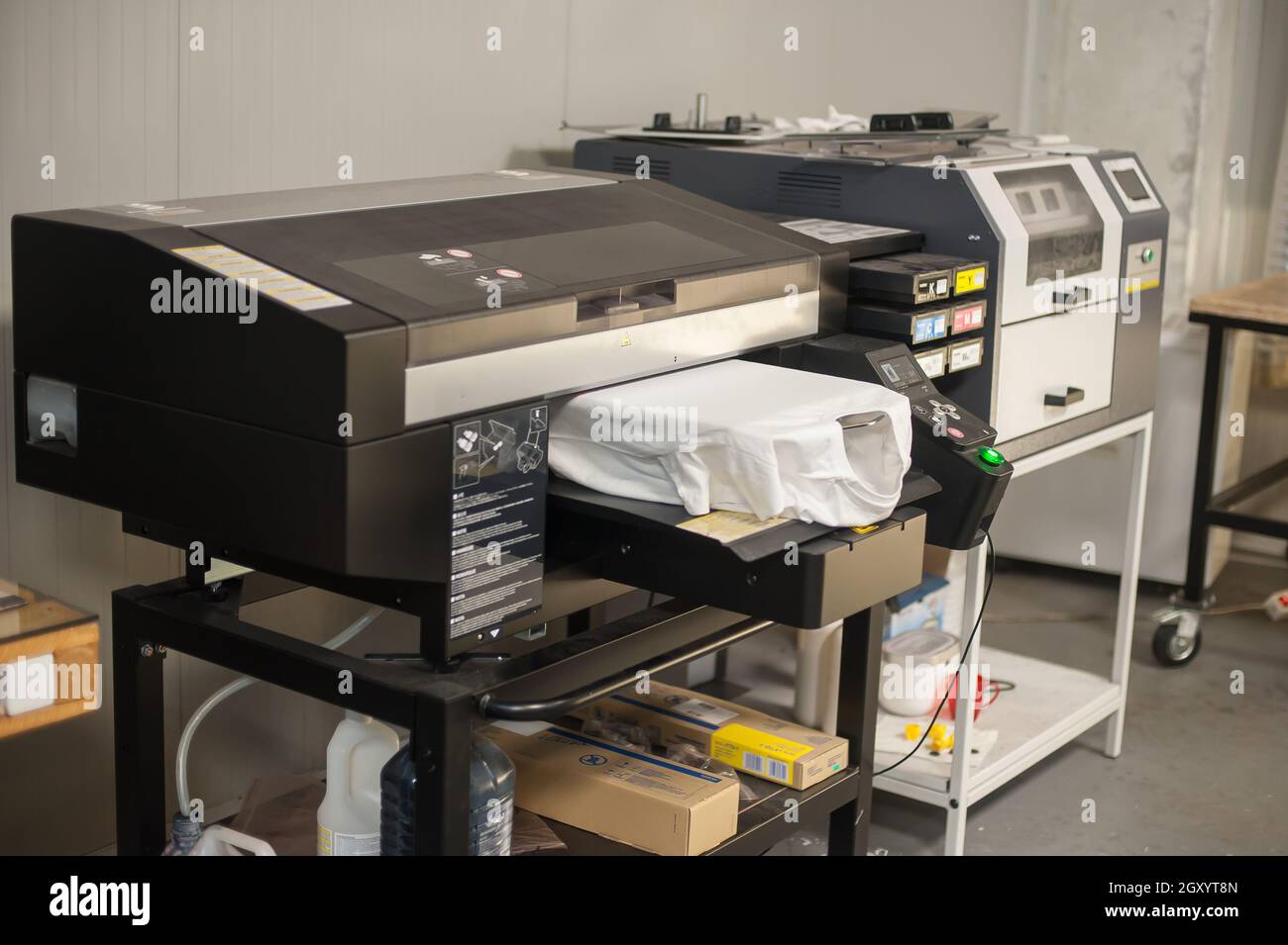 Máquina de impresión digital de camisetas para impresión térmica en el  taller de producción de impresión. No hay gente. Nobady Fotografía de stock  - Alamy