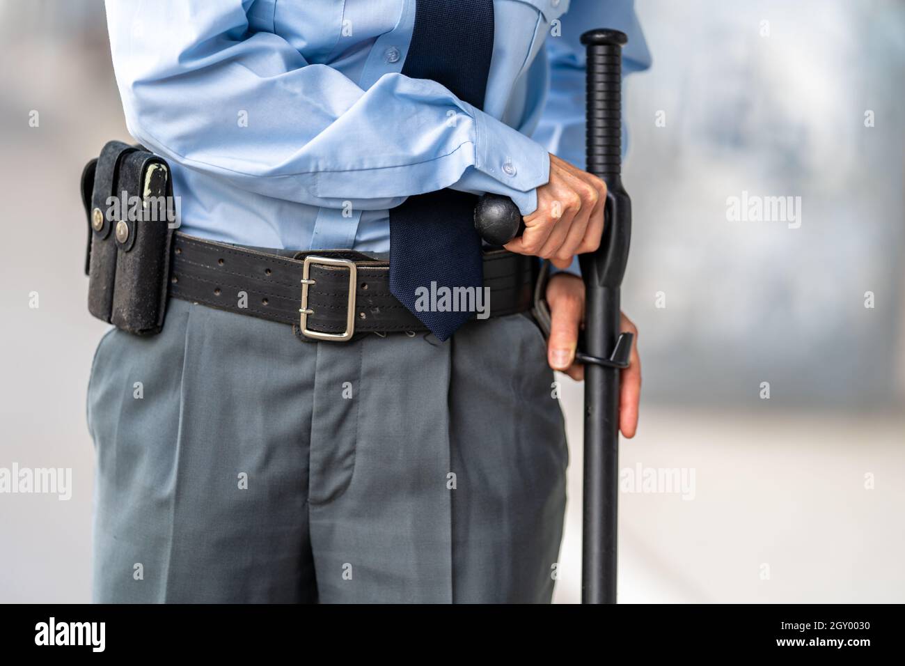 El Cinturón De Policía Con La Pistola Y Las Esposas Fotos, retratos,  imágenes y fotografía de archivo libres de derecho. Image 48202808