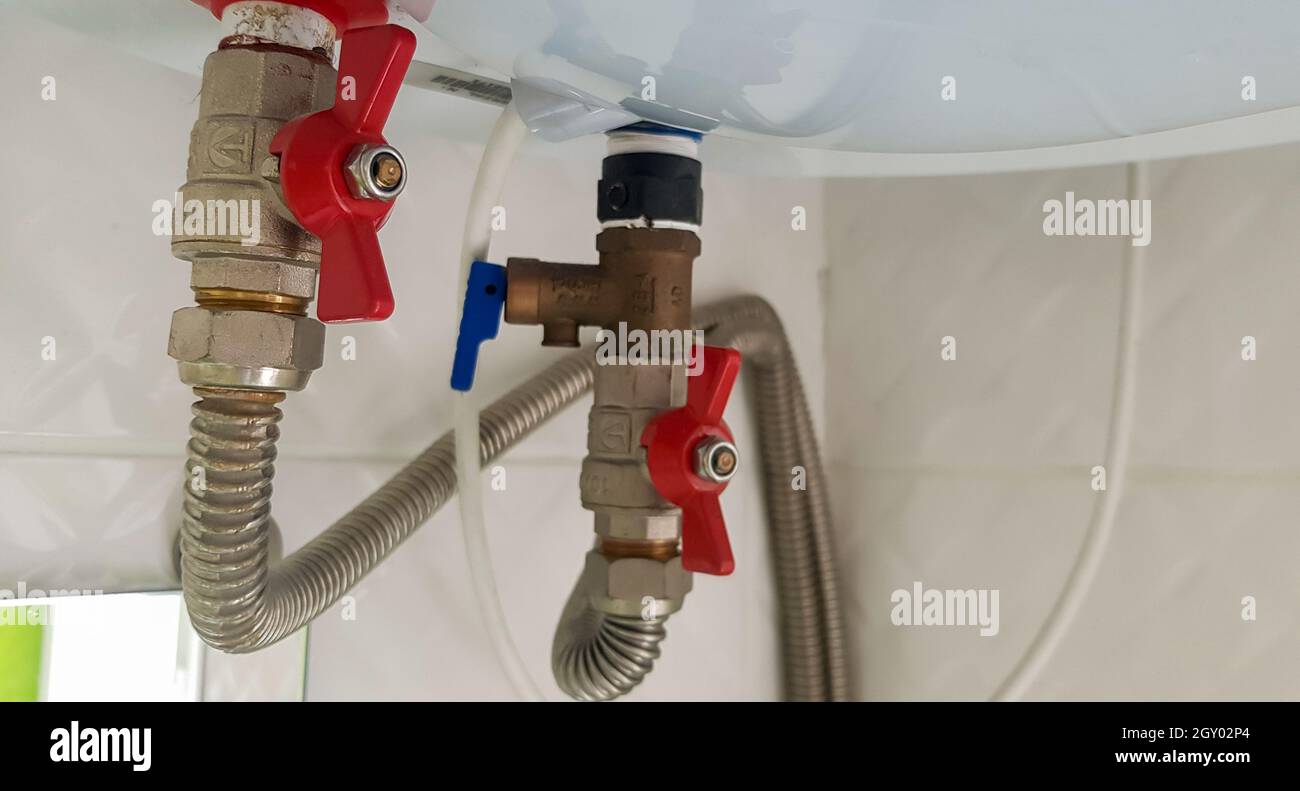 Conexión del suministro de agua, agua caliente y fría a la caldera