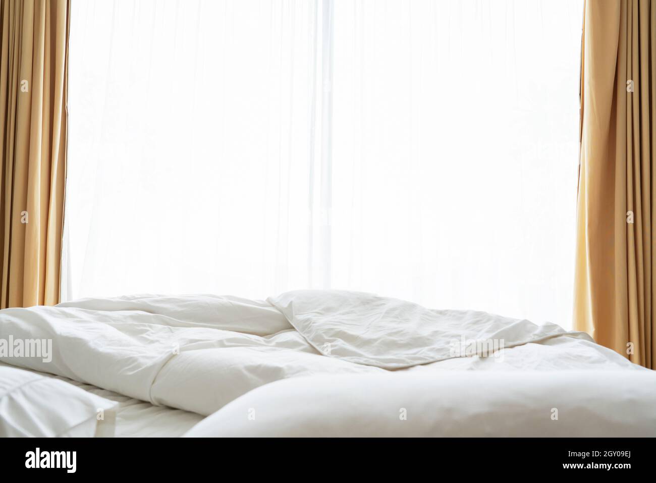 Dormitorio y ropa de cama y almohada. Concepto de cama desordenada Las  sábanas y almohadas de temática blanca se estropean después de dormir. Capa  plana. Suave Fotografía de stock - Alamy