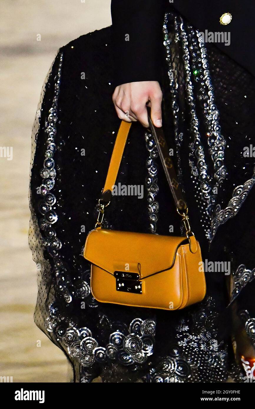 París, Francia. 05th Oct, 2021. Detalles, accesorios, bolsos y zapatos en  la pista en el Louis Vuitton Fashion Show durante la Primavera/Verano 2022  Colecciones Fashion Show en Paris Fashion Week en París,
