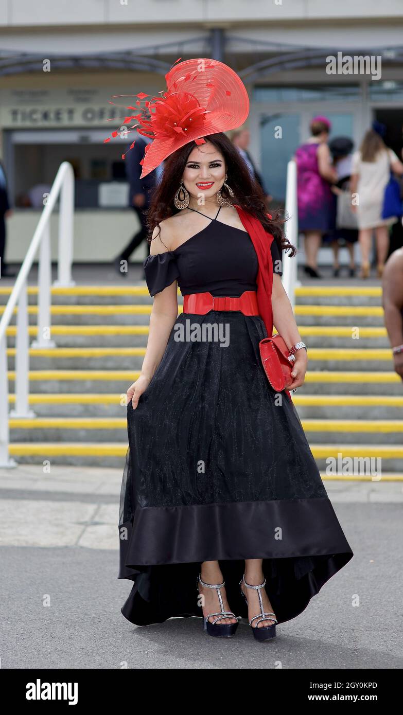Bonita dama lleva un elegante vestido negro con un sombrero rojo y cinturón Fotografía de stock - Alamy