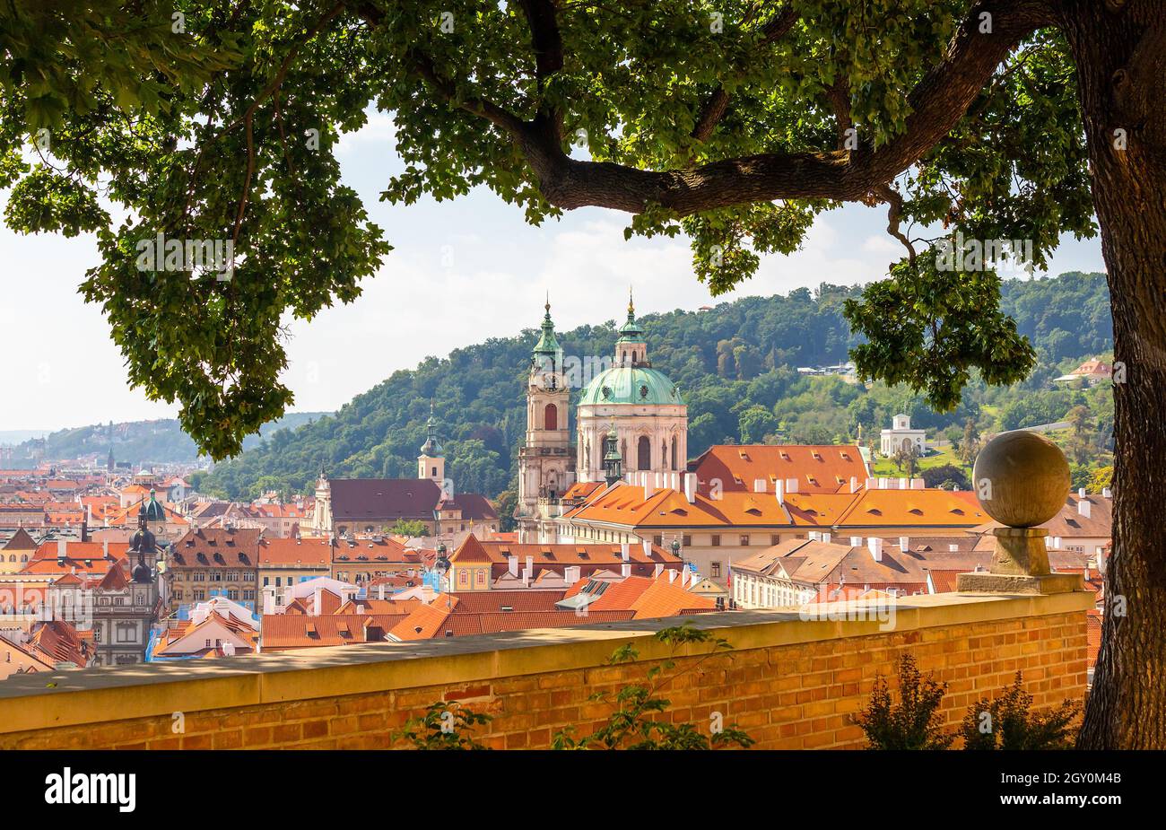 Panorama de la ciudad de Praga - paisaje de la ciudad con Torres de la Iglesia de San Nicolás, república Checa Foto de stock
