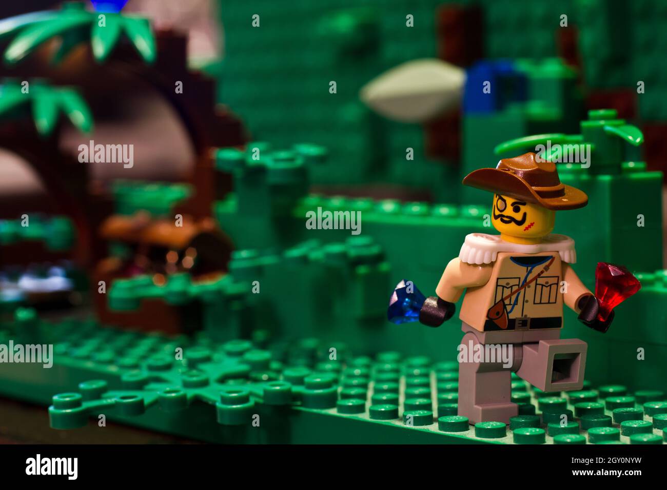 lego explorer en una selva salvaje de Lego Fotografía de stock - Alamy