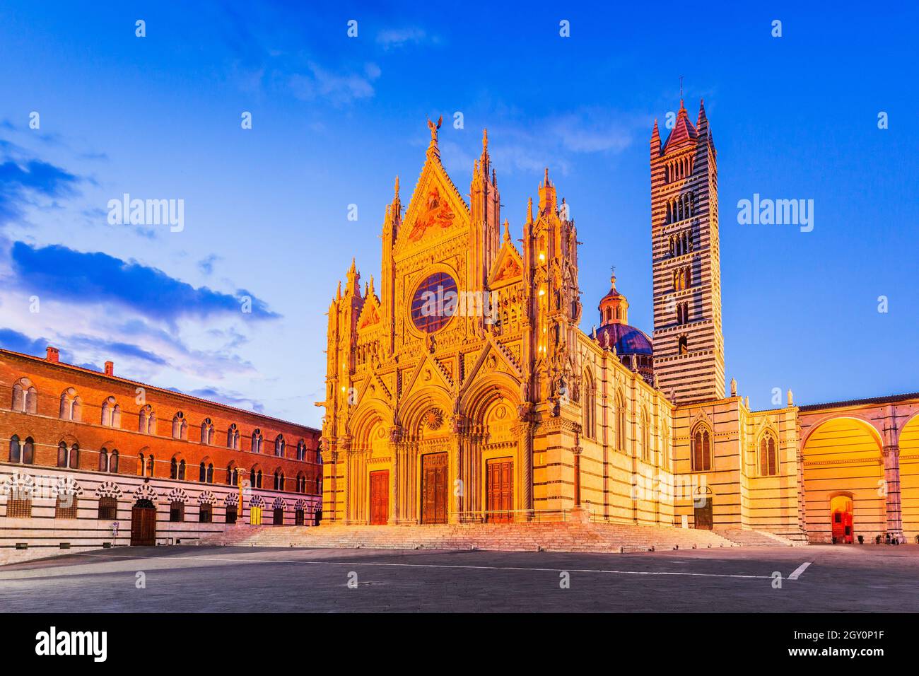 Siena, Italia. La Catedral de Siena (Duomo di Siena) al anochecer. Foto de stock