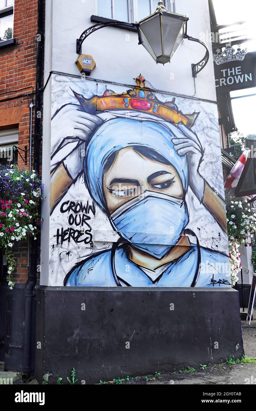 Artista pintado mural retrato conmemorando pandemia Covid 19 NHS enfermera en la máscara PPE en la esquina de la pared del pub Crown Billericay High Street Essex Reino Unido Foto de stock