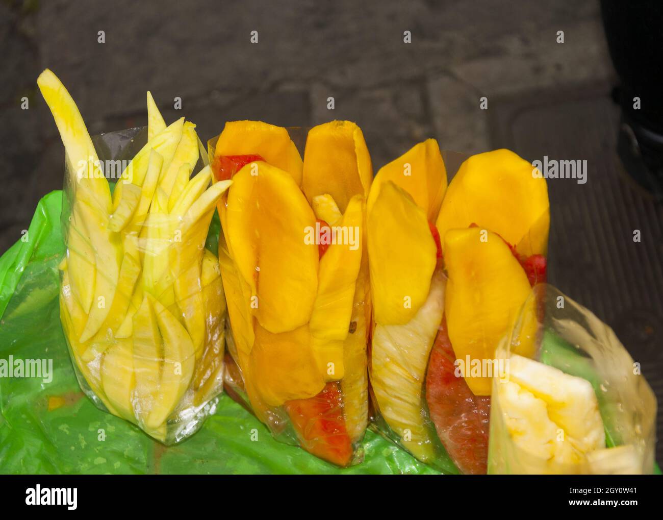 Mango fresco, fruta cortada en bolsas de plástico en un mercado callejero.  Guatemala Fotografía de stock - Alamy