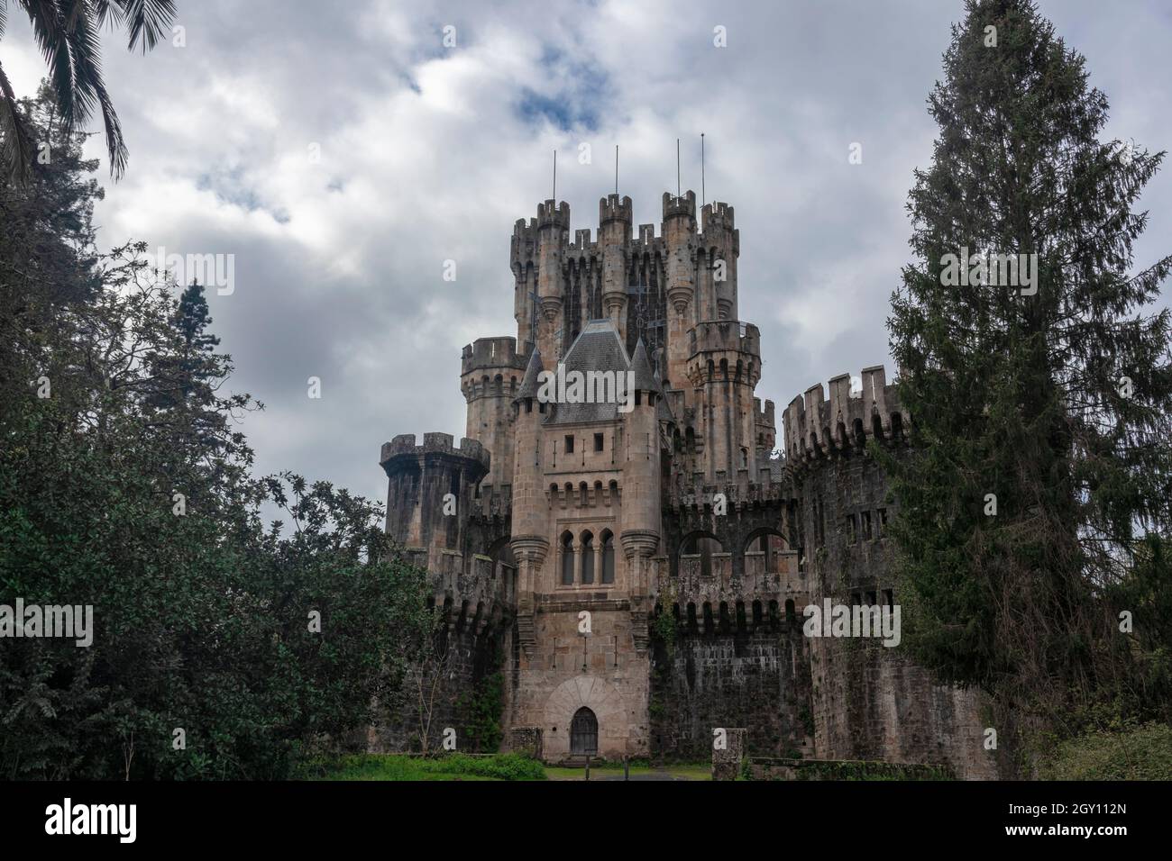 Butrón Castillo medieval en el País Vasco de España. Middleage Fotografía  de stock - Alamy