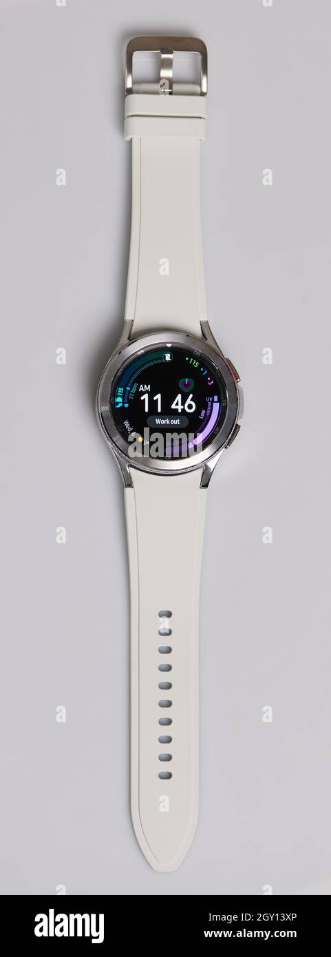 Nueva york, EE.UU. - Octubre de 6 2021: Samsung Galaxy reloj 4 con pulsera blanca aislado sobre fondo de estudio blanco Foto de stock