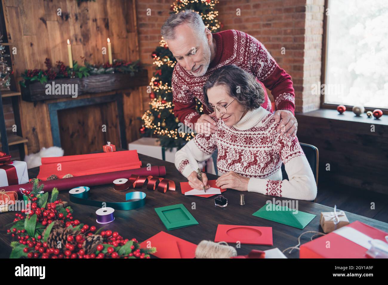 Foto de la vieja pareja confiada que cuida abuela escribir letra grandpa  toque hombro vestir ornamento suéter hogar adentro Fotografía de stock -  Alamy