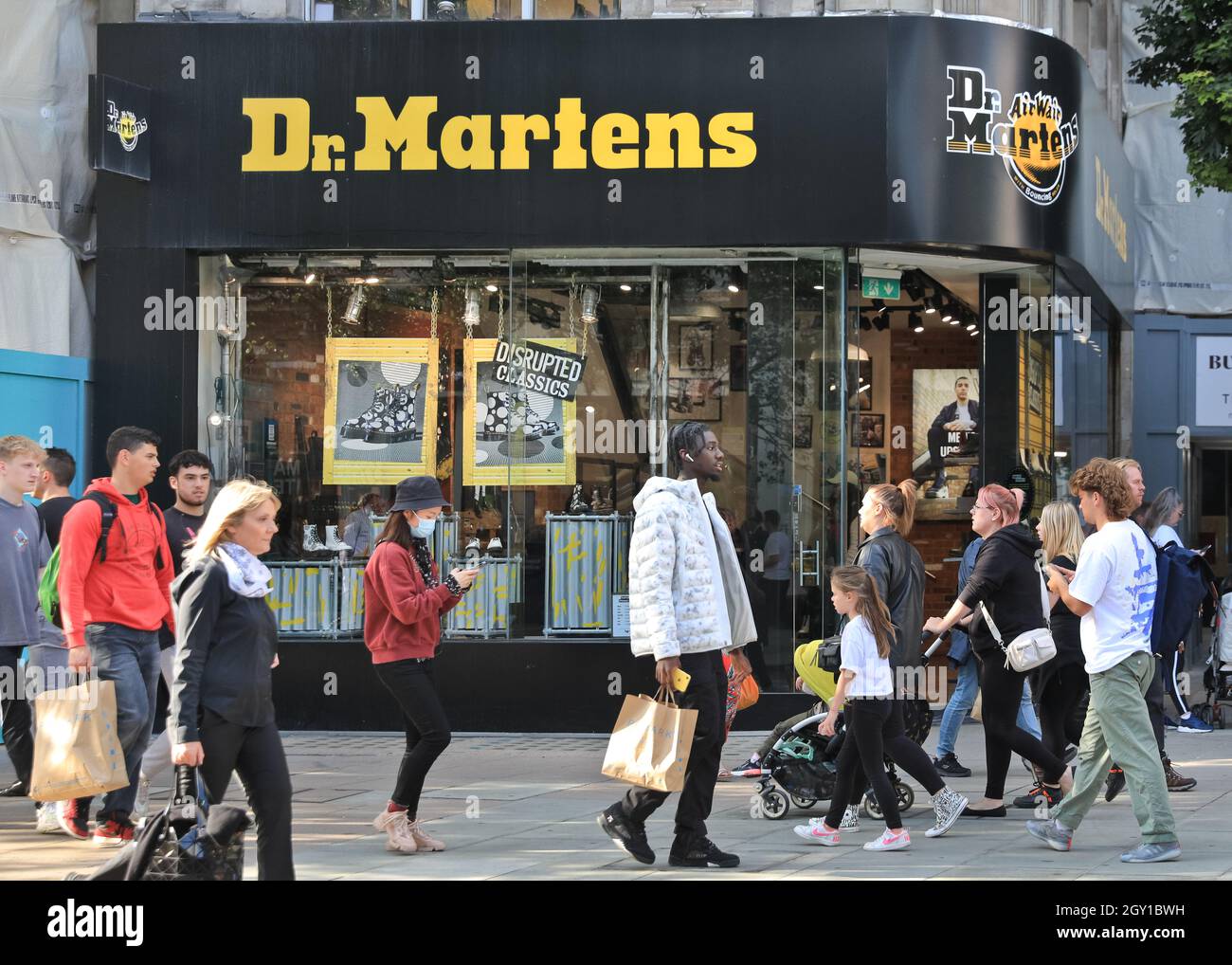 Dr. Martens British zapato tienda exterior, la gente pasando por el  minorista de calzado en Oxford Street, Londres, Inglaterra Fotografía de  stock - Alamy