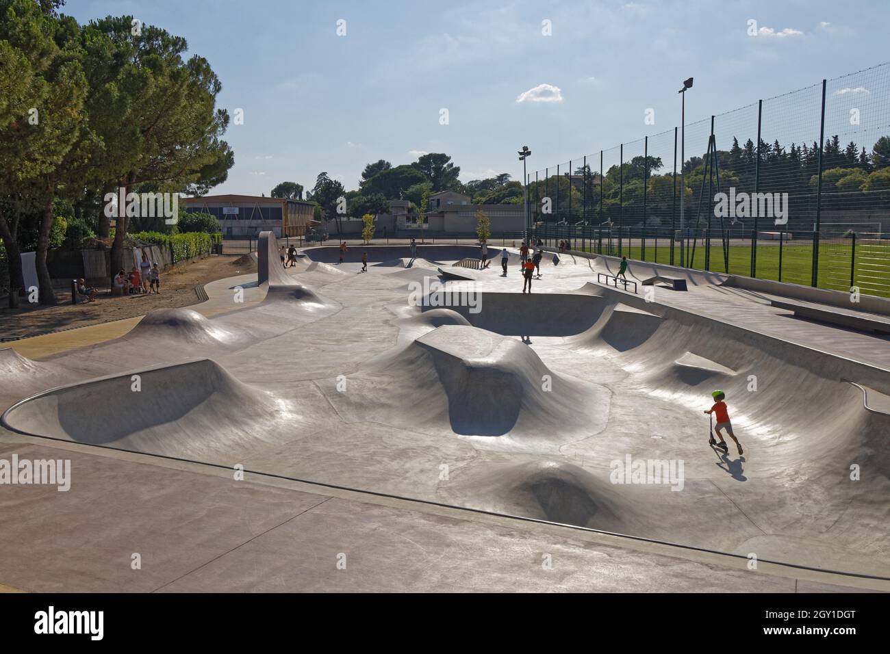 Uzes, Francia. 17th de Jul de 2021. Scooters y patinetas en el parque de patinaje Uzes. Foto de stock