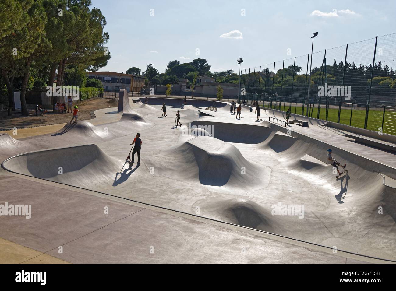 Uzes, Francia. 17th de Jul de 2021. Scooters y patinetas en el parque de patinaje Uzes. Foto de stock