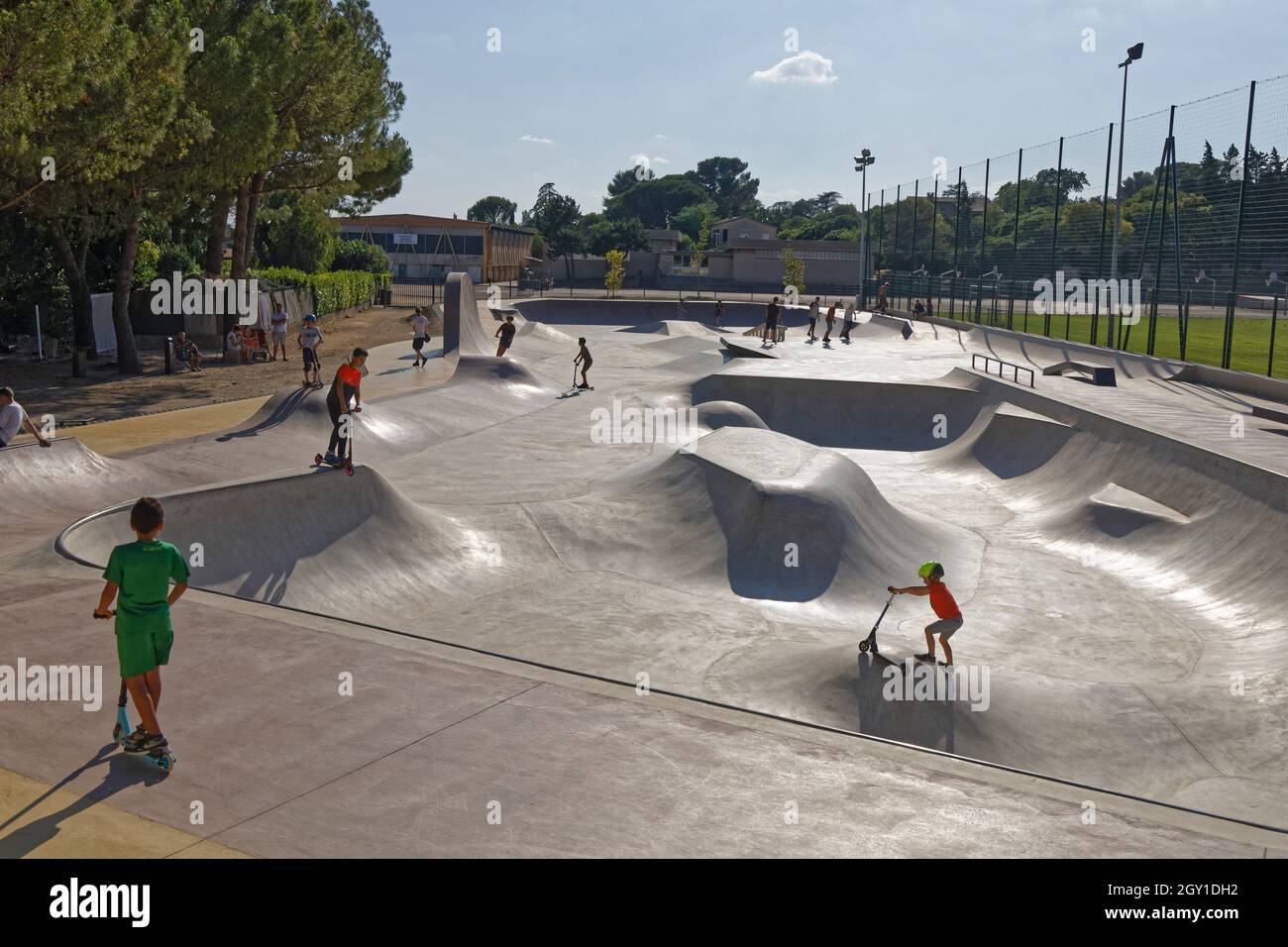 Uzes, Francia. 17th de Jul de 2021. Scooters y patinetas en el parque de patinaje Uzes. Foto de stock