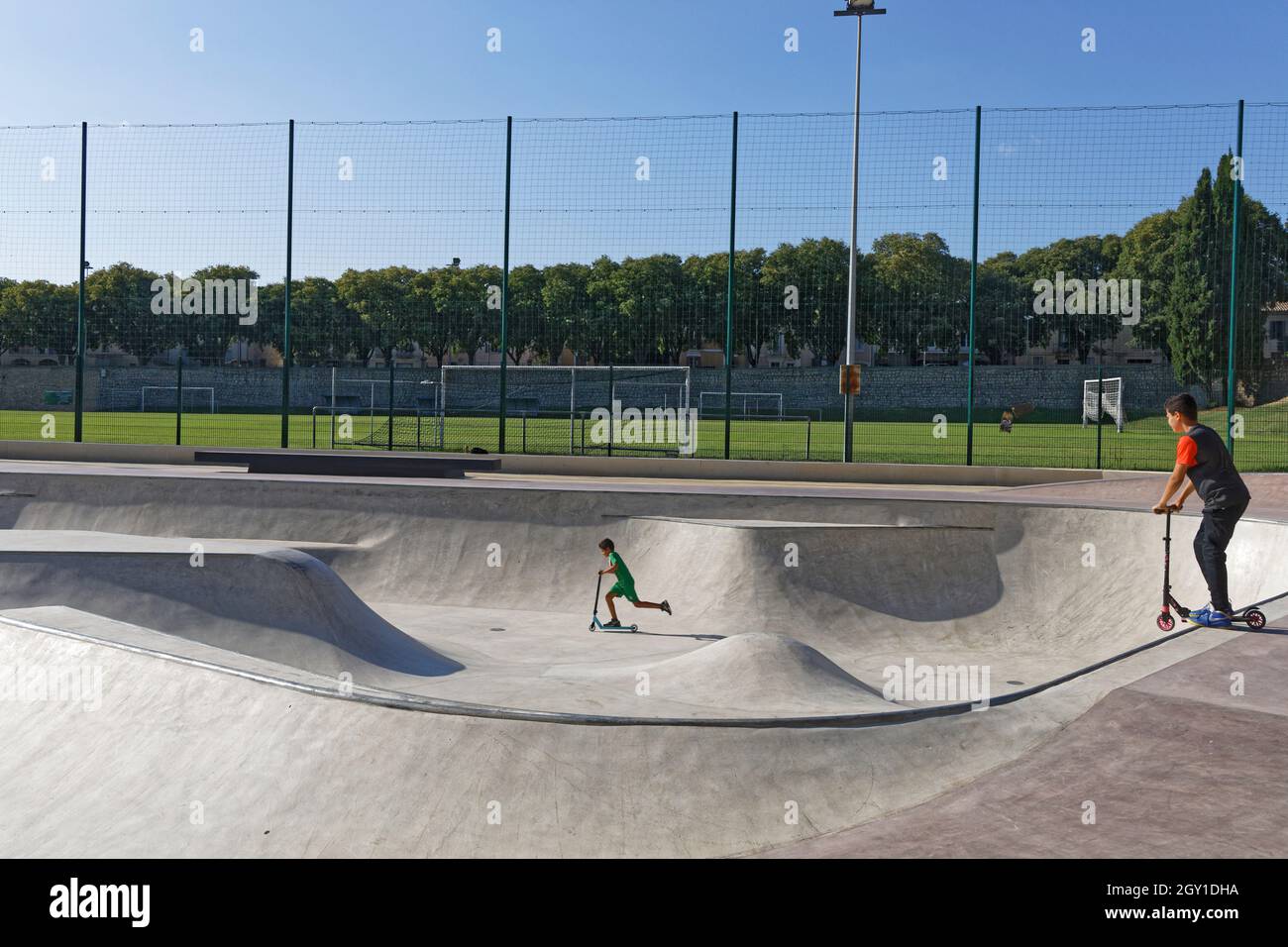Uzes, Francia. 17th de Jul de 2021. Scooters y patinetas en el parque de patinaje Uzes. Foto de stock