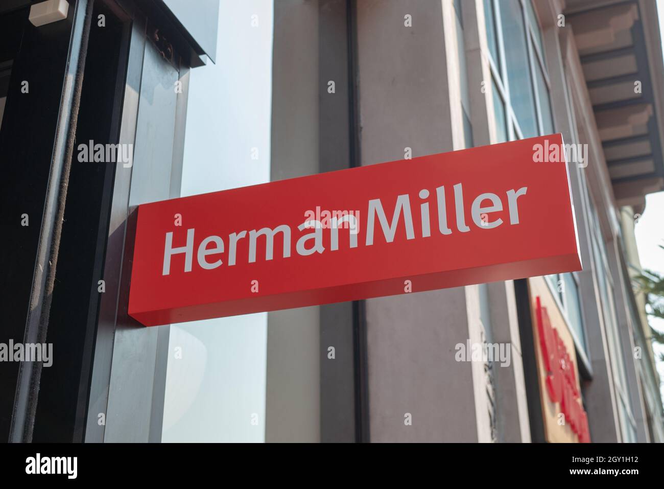 Vista en ángulo bajo del cartel en la fachada de la tienda de muebles de  oficina Herman Miller en Santana Row en San José, California, 25 de  septiembre de 2021. (Foto de