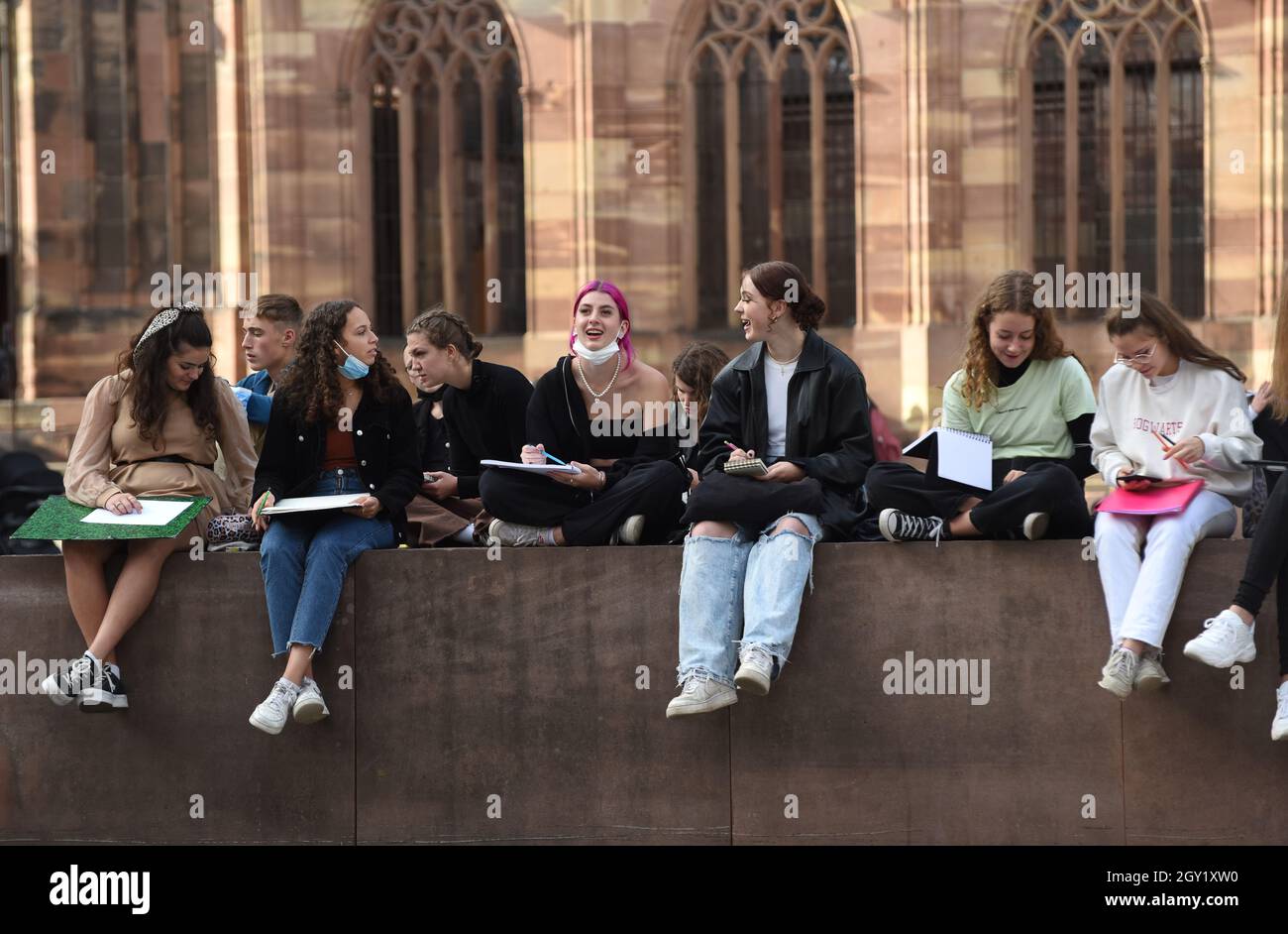 Estudiantes de francés que estudian al aire libre en el lugar en Estrasburgo Francia Clases de francés estudiantes niñas educación Foto de stock
