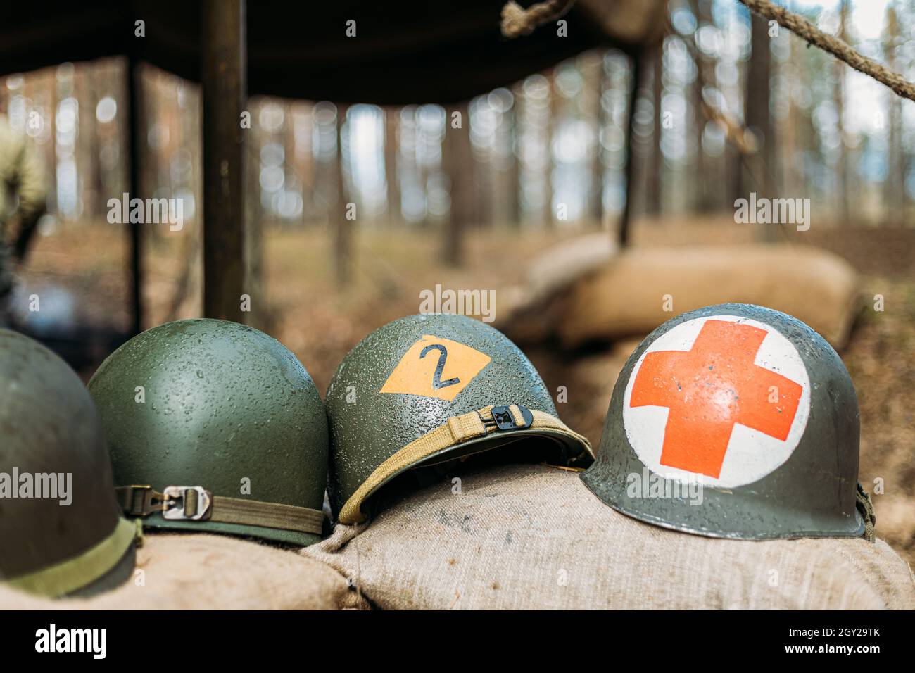 Cascos metálicos del soldado de infantería del ejército de los Estados  Unidos en la Segunda Guerra Mundial Cascos Cerca de Camping Tent en Forest  Camp Fotografía de stock - Alamy